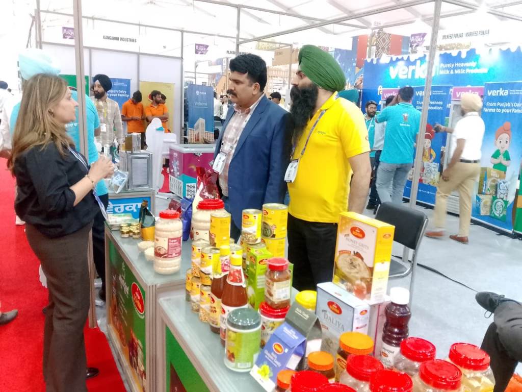 निवेश सम्मेलन के दौरान मार्कफेड के उत्पादों में लोगों ने विशेष रुचि दिखाई शहद मसाला गुड़ तेल अचार और डिब्बाबंद खाद्य पदार्थों के बारे में डेलीगेट्स ने सबसे अधिक जानकारी ली